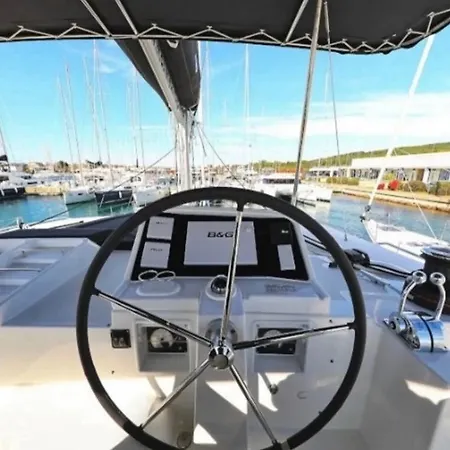 Bådhotel Catamaran Mia *